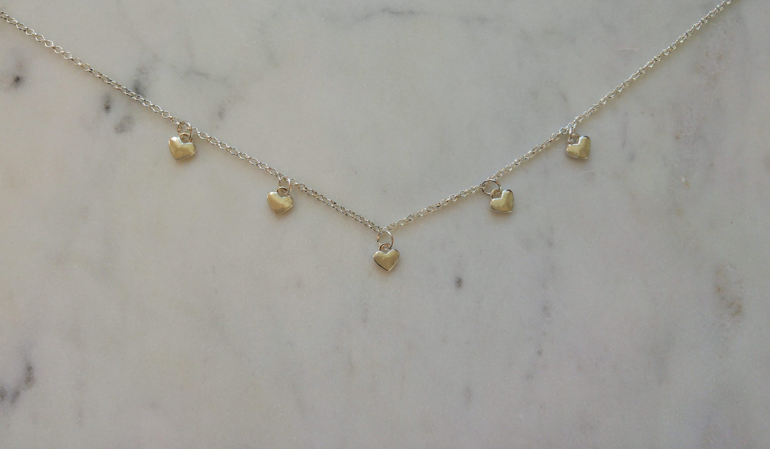 Silverfärgat halsband med små hjärtan