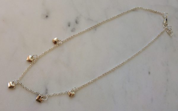 Silverfärgat halsband med små hjärtan - Bild 2