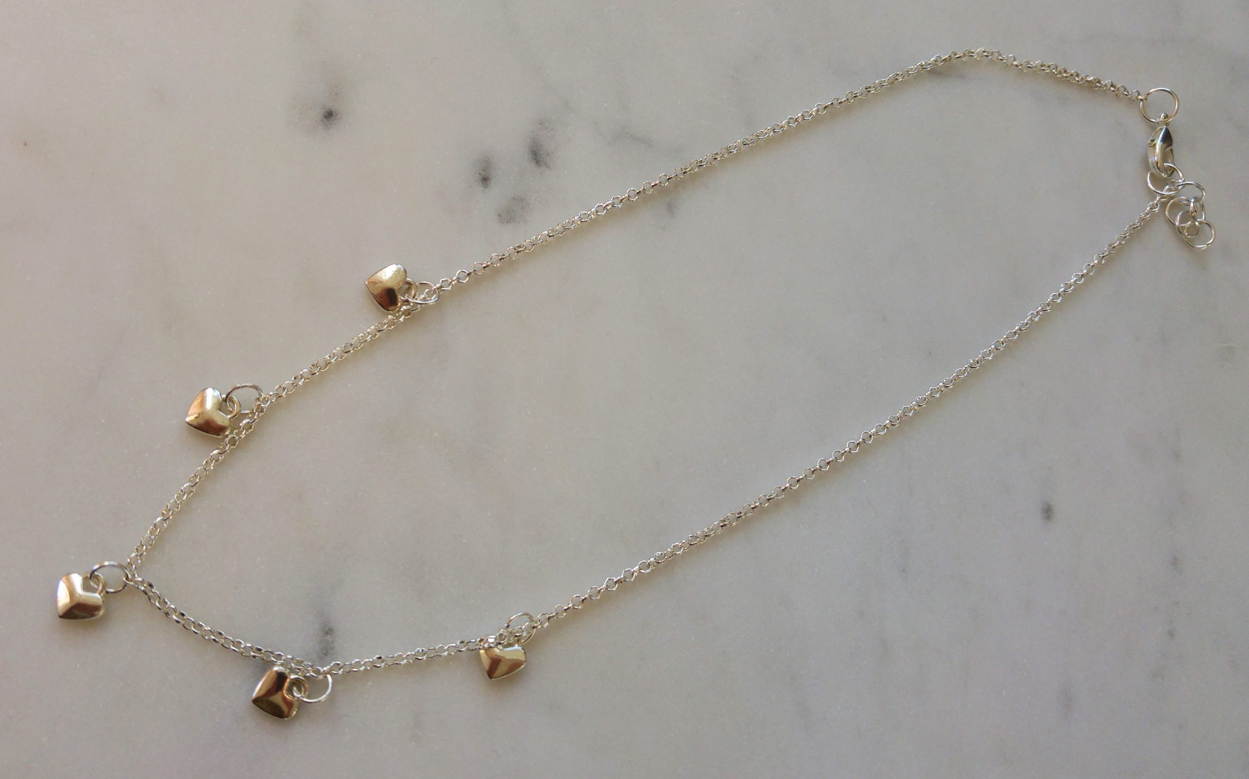 Silverfärgat halsband med små hjärtan - Bild 2