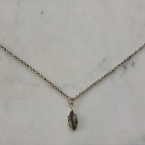 Antiksilverfärgat halsband med en fjäder