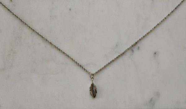 Antiksilverfärgat halsband med en fjäder