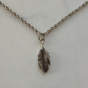 Antiksilverfärgat halsband med en fjäder