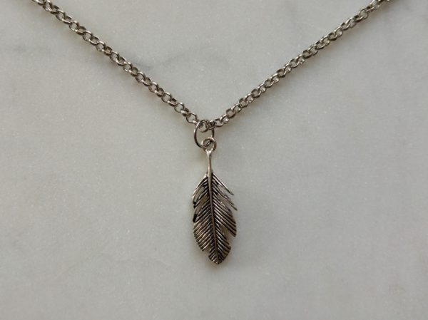 Antiksilverfärgat halsband med en fjäder - Bild 2