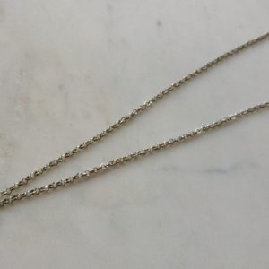 Antiksilverfärgat halsband med en fjäder