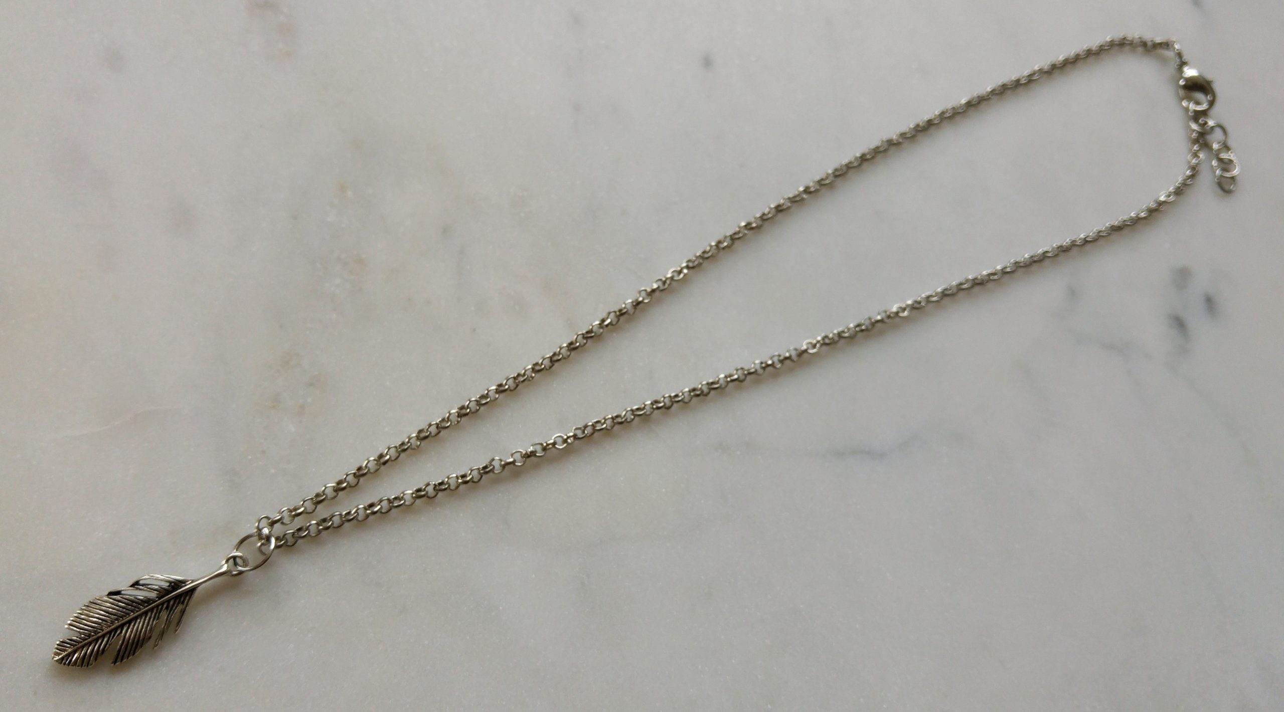 Antiksilverfärgat halsband med en fjäder - Bild 3