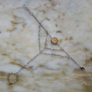 Antiksilverfärgat handsmycke med en druzyconnector i olika färger