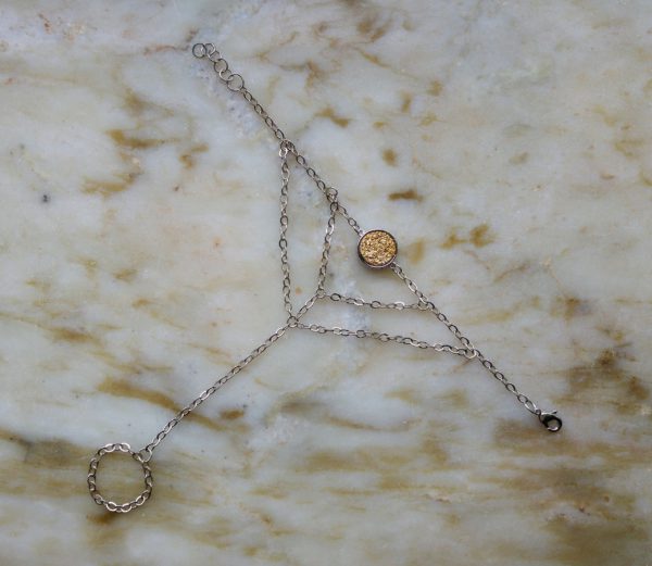 Antiksilverfärgat handsmycke med en druzyconnector i olika färger - Bild 2