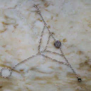 Antiksilverfärgat handsmycke med en druzyconnector i olika färger