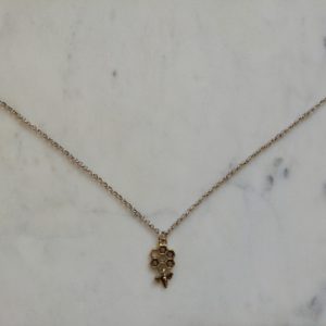 Antiksilverfärgat halsband med en vaxkaka och ett litet bi