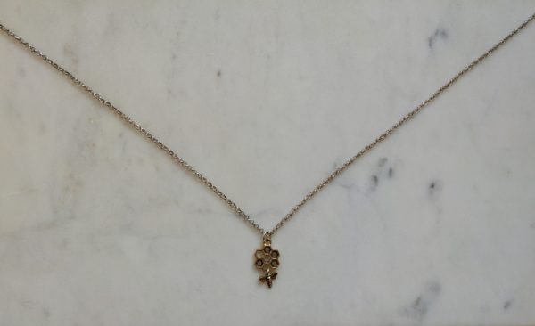 Antiksilverfärgat halsband med en vaxkaka och ett litet bi