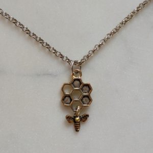 Antiksilverfärgat halsband med en vaxkaka och ett litet bi