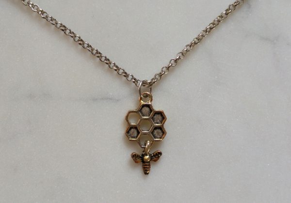 Antiksilverfärgat halsband med en vaxkaka och ett litet bi - Bild 2