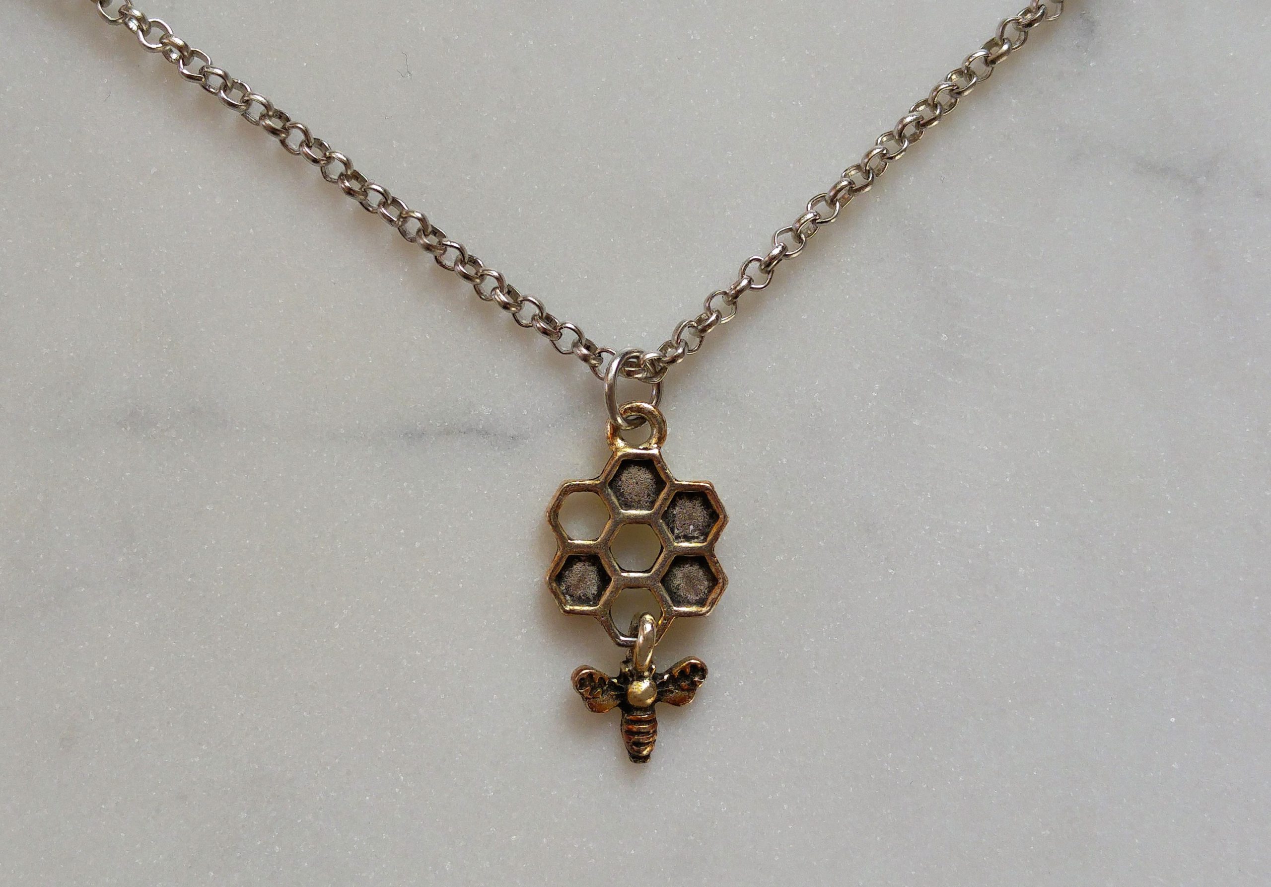 Antiksilverfärgat halsband med en vaxkaka och ett litet bi - Bild 2