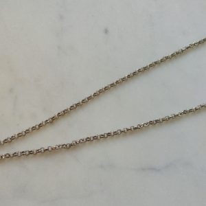Antiksilverfärgat halsband med en vaxkaka och ett litet bi