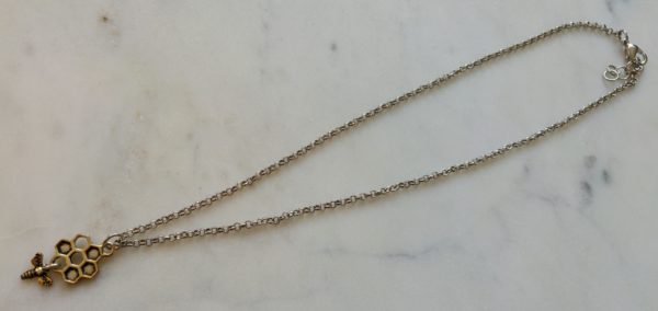 Antiksilverfärgat halsband med en vaxkaka och ett litet bi - Bild 3