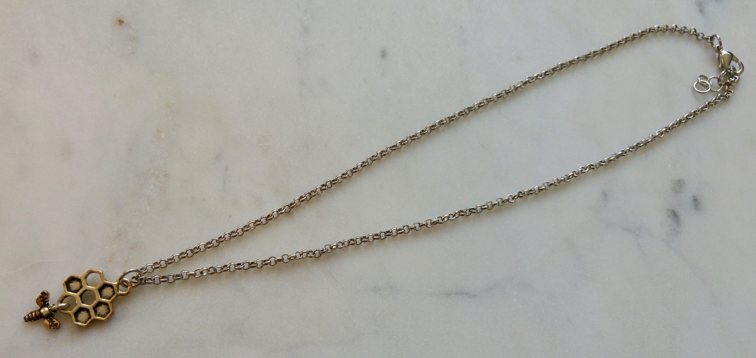 Antiksilverfärgat halsband med en vaxkaka och ett litet bi - Bild 3