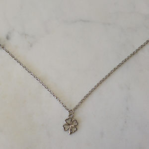 Halsband med en fyrklöver