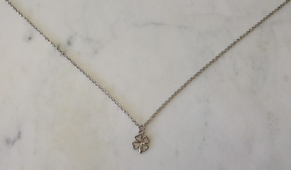 Halsband med antiksilverfärgad metallkedja och en antiksilverfärgad fyrklöver.