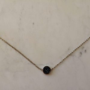Antiksilverfärgat halsband med en druzyconnector i olika färger
