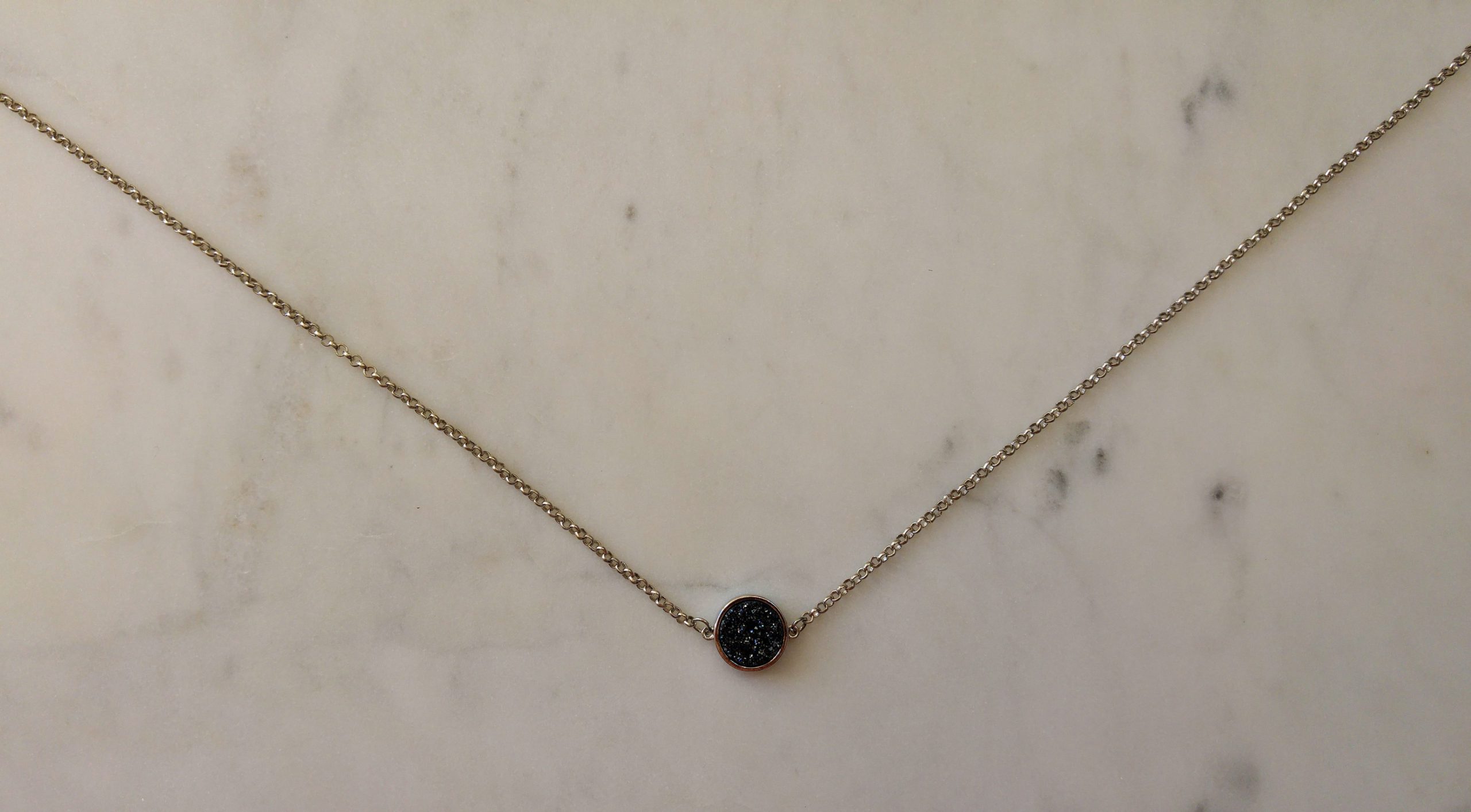 Antiksilverfärgat halsband med en druzyconnector i olika färger - Bild 5