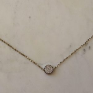 Antiksilverfärgat halsband med en druzyconnector i olika färger