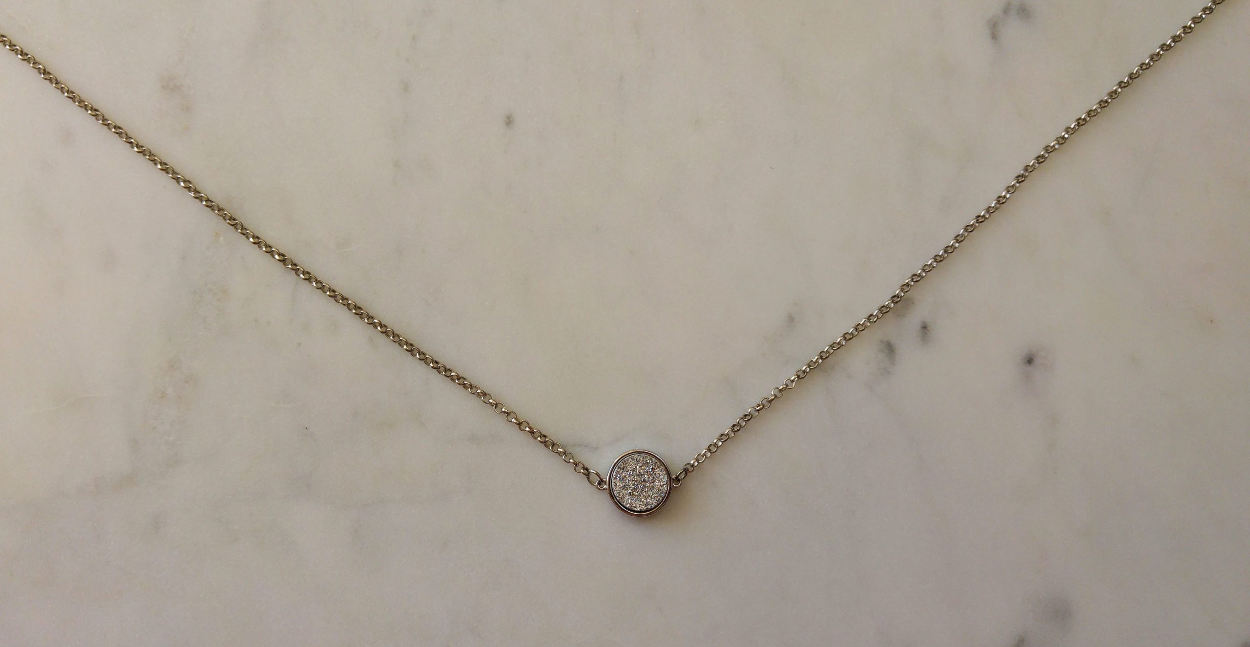 Antiksilverfärgat halsband med en druzyconnector i olika färger - Bild 4