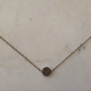 Antiksilverfärgat halsband med en druzyconnector i olika färger