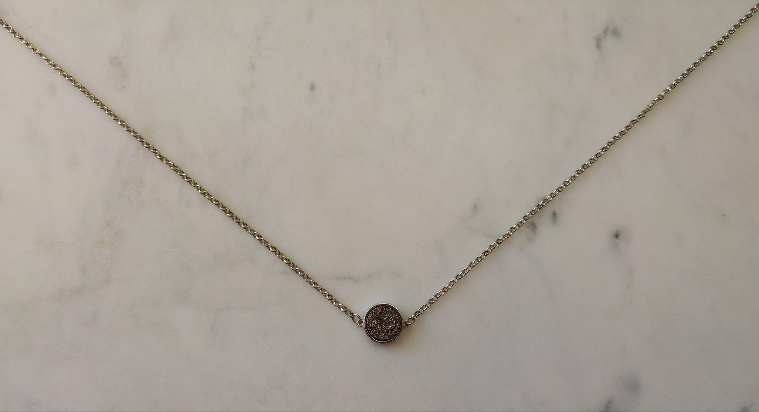 Antiksilverfärgat halsband med en druzyconnector i olika färger - Bild 3