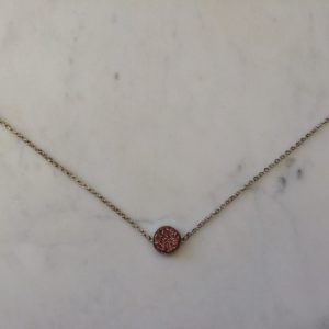 Antiksilverfärgat halsband med en druzyconnector i olika färger