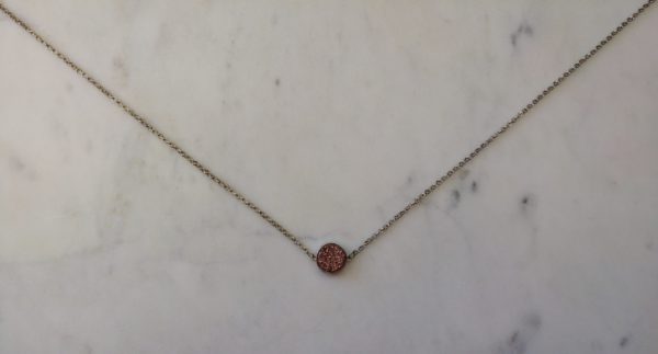 Antiksilverfärgat halsband med en druzyconnector i olika färger