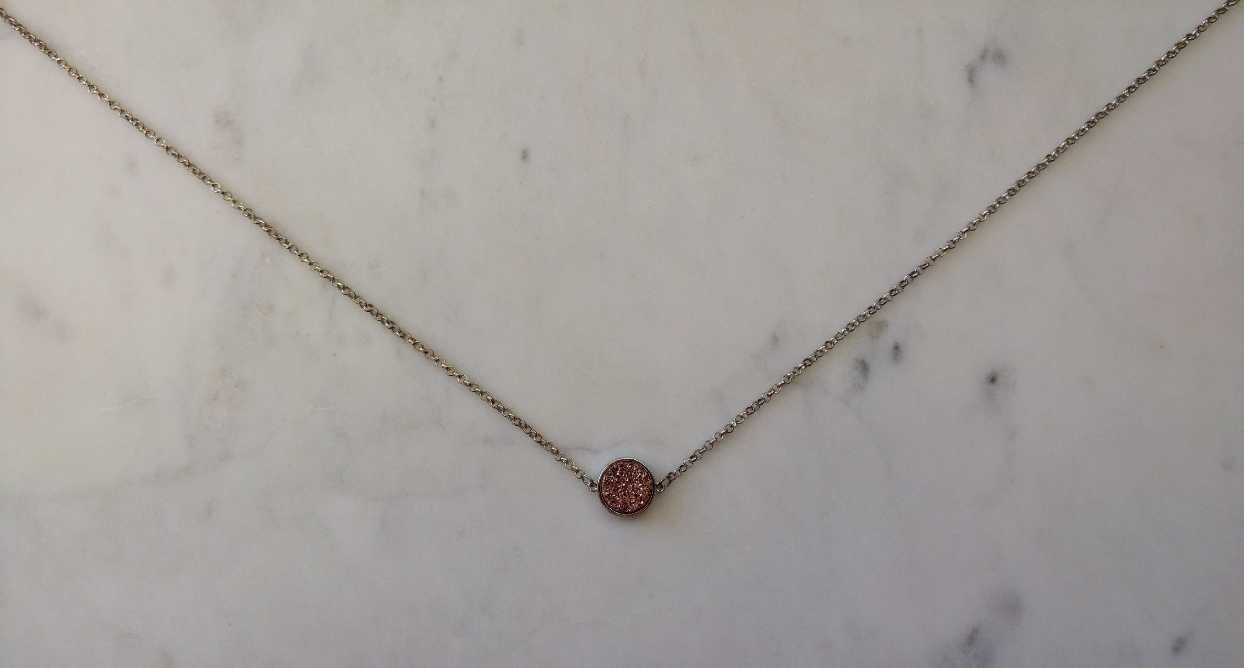Antiksilverfärgat halsband med en druzyconnector i olika färger