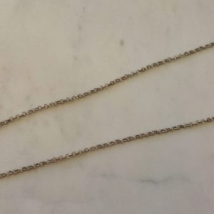Antiksilverfärgat halsband med en druzyconnector i olika färger