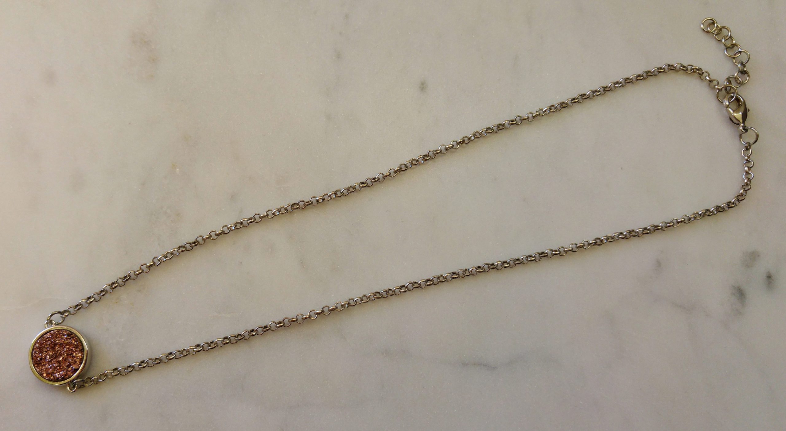 Antiksilverfärgat halsband med en druzyconnector i olika färger - Bild 2