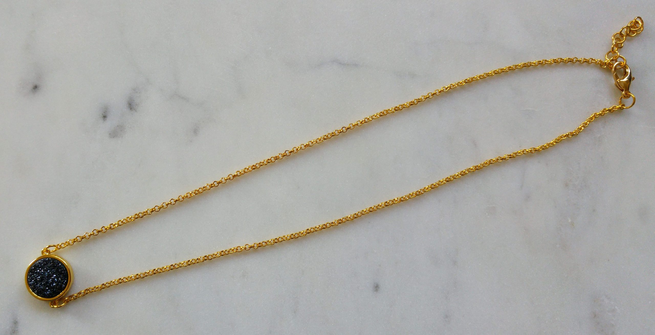 Guldfärgat halsband med en druzyconnector i olika färger - Bild 2