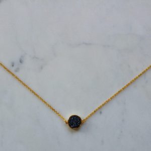 Guldfärgat halsband med en druzyconnector i olika färger