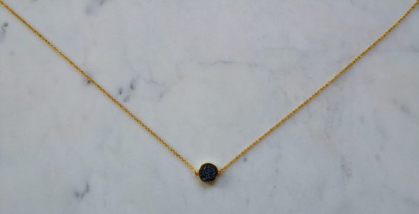 Guldfärgat halsband med en druzyconnector i olika färger