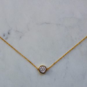Guldfärgat halsband med en druzyconnector i olika färger