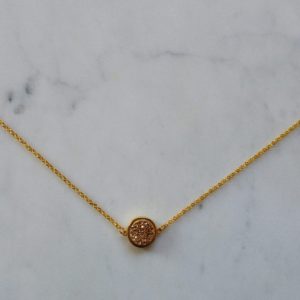 Guldfärgat halsband med en druzyconnector i olika färger