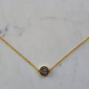 Guldfärgat halsband med en druzyconnector i olika färger