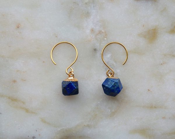 Runda örhängen med facetterad lapis lazuli