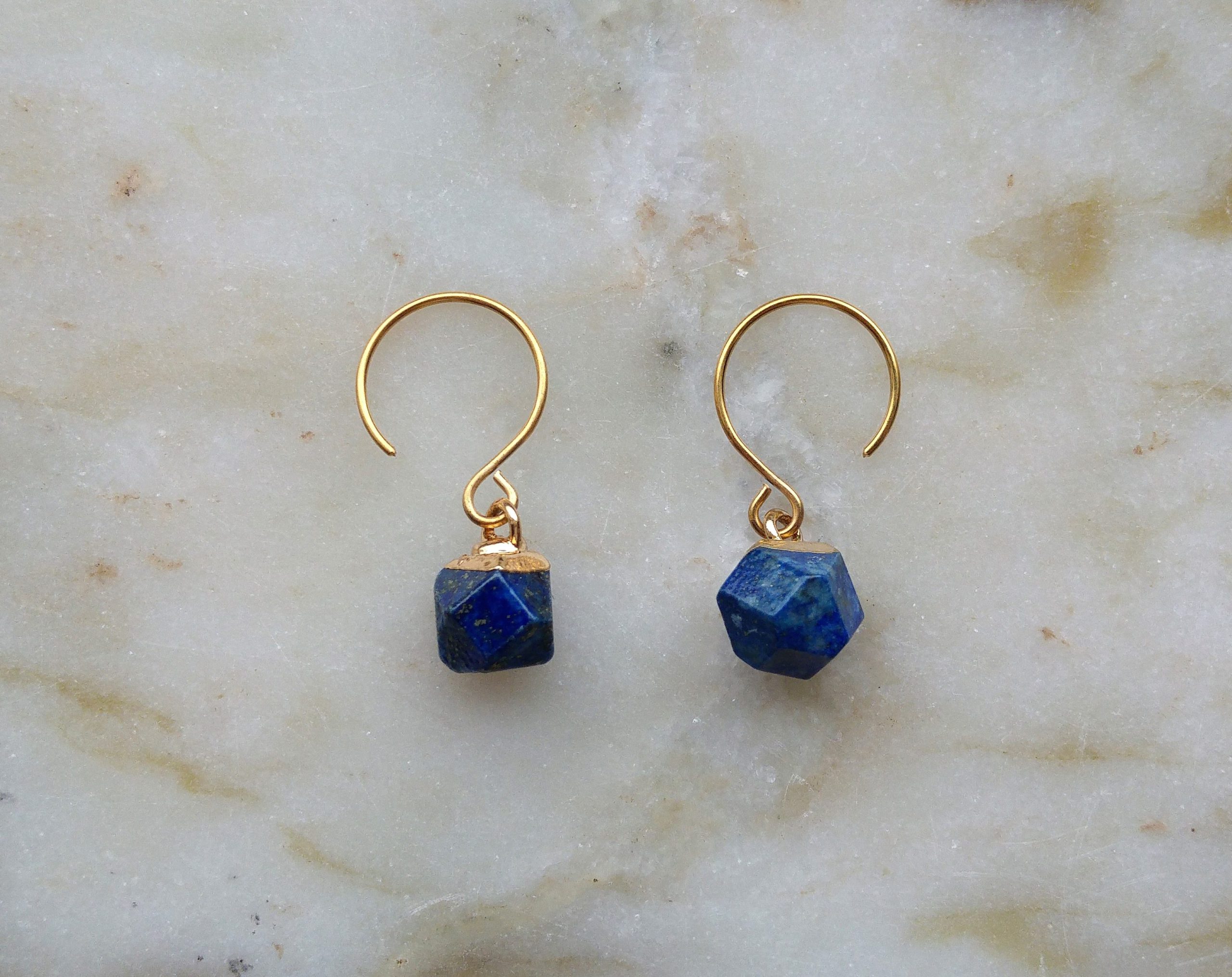 Runda örhängen med facetterad lapis lazuli