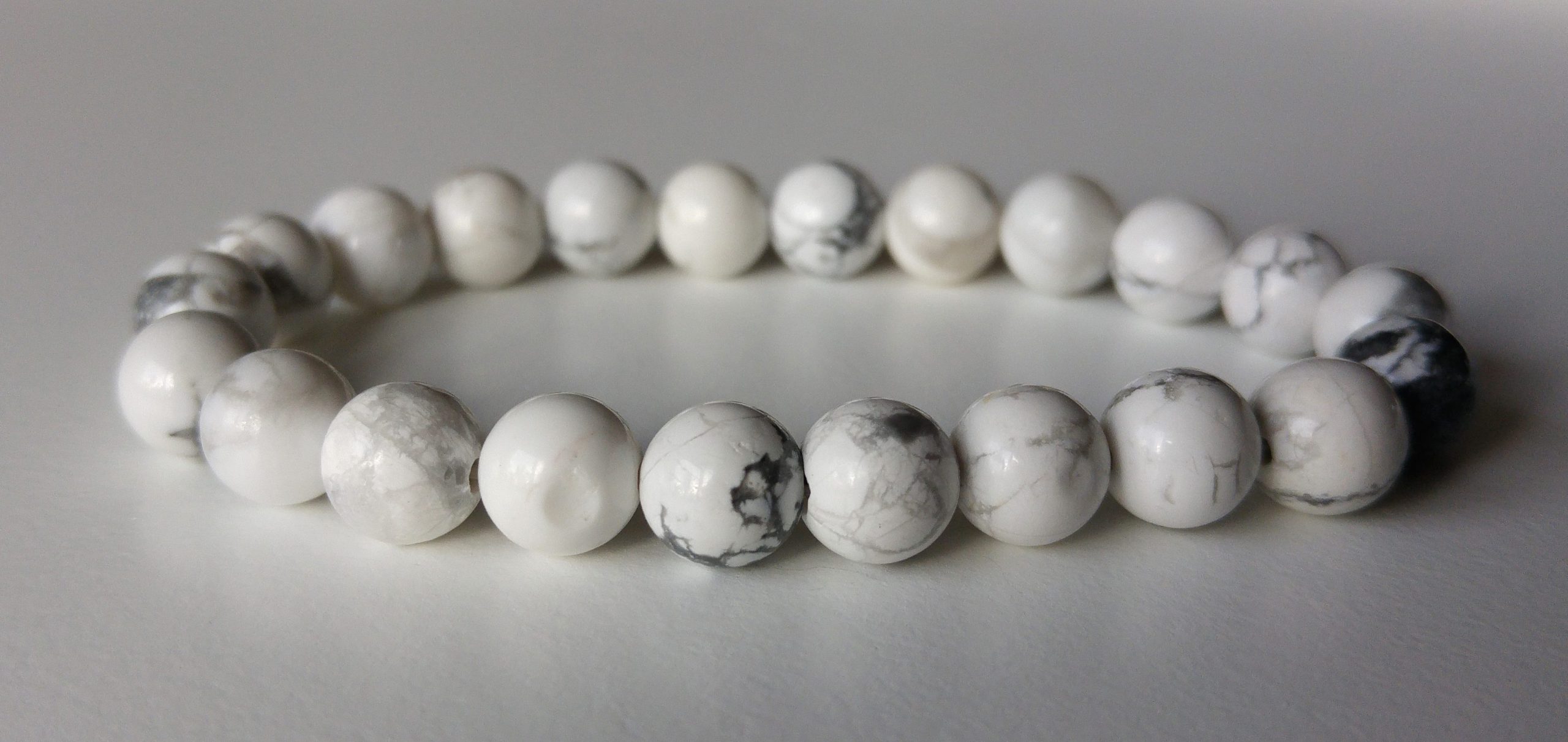 Elastiskt armband med vit howlit
