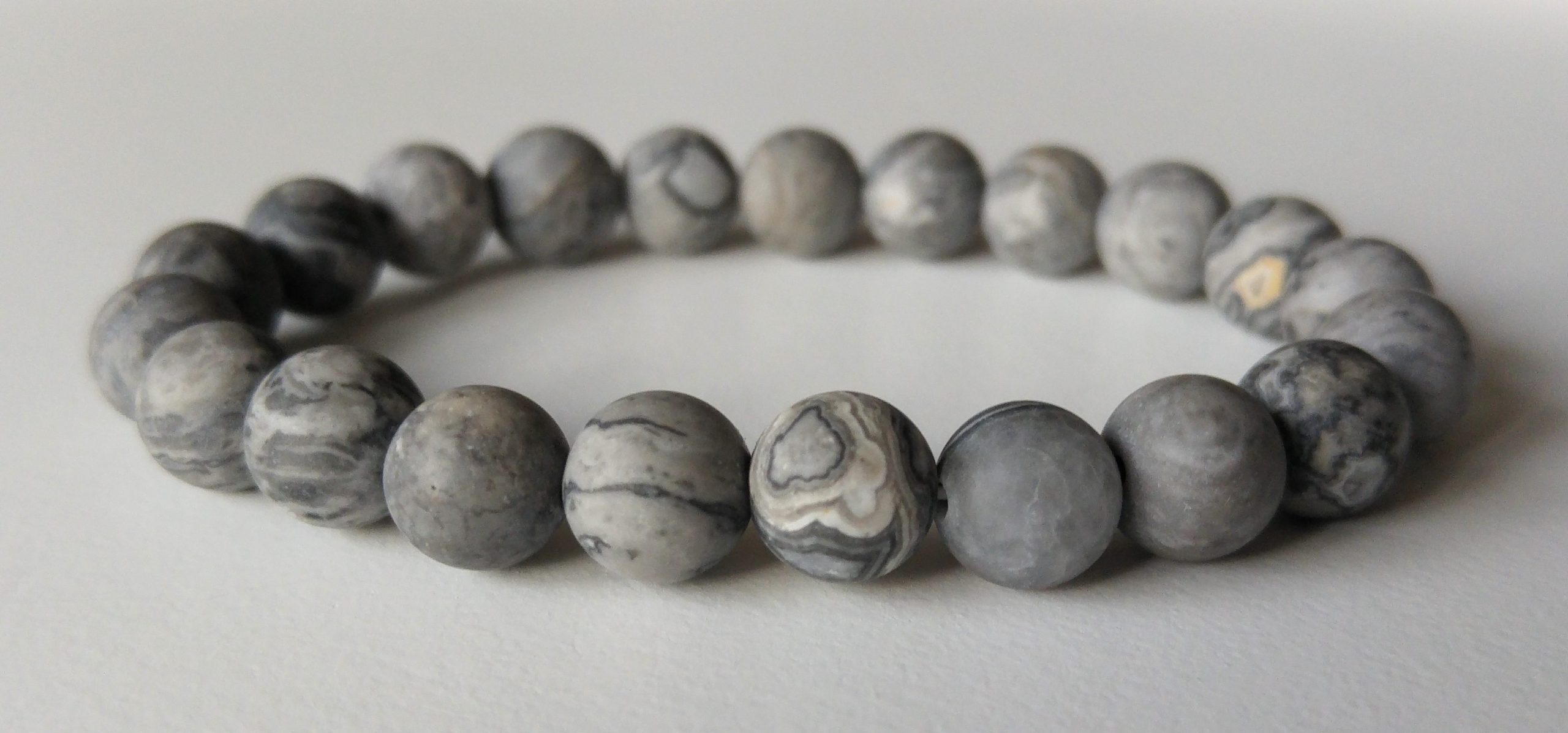 Elastiskt armband med frostad netstone
