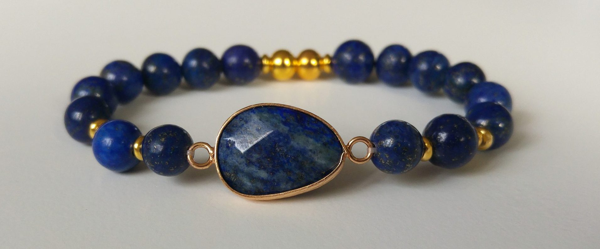 Guldfärgad lapis lazuli-connector med lapis lazulipärlor