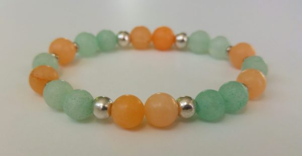 Frostad orange och ljusgrön jade med antiksilverfärgade mellandelar