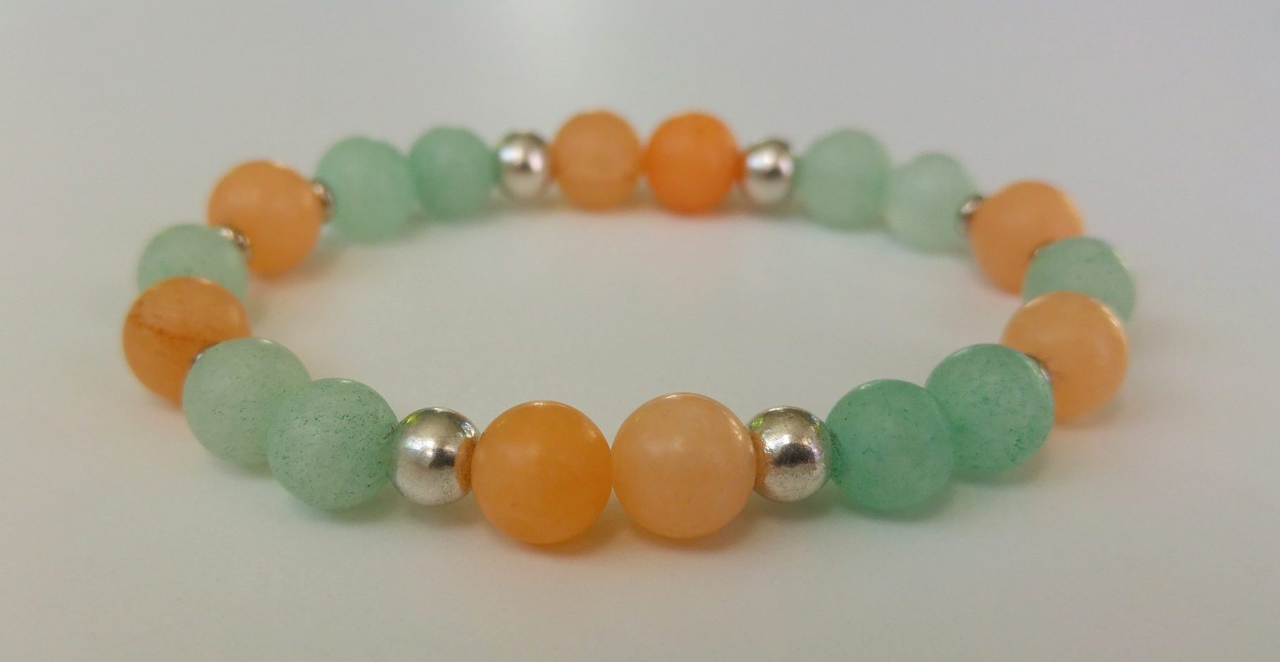 Frostad orange och ljusgrön jade med antiksilverfärgade mellandelar