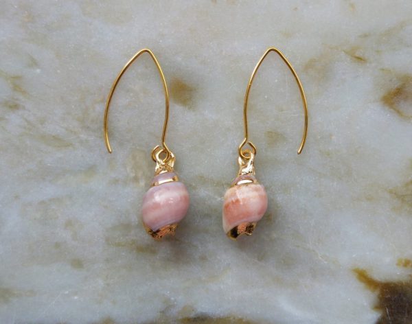 V-formade örhängen med rosa snäckor