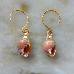 Runda örhängen med rosa snäckor