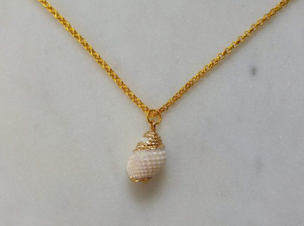 Guldfärgat halsband med en vit snäcka - Bild 3