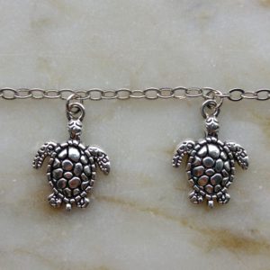 Antiksilverfärgad metallkedja med sköldpaddor